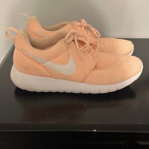 Nike Kids Sneakers in Peach and White